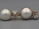 une paire de boucles d'oreilles en perles et diamants