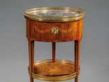 une petite table sur laquelle est posé un plateau rond