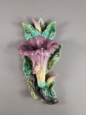 une décoration murale représentant une fleur, accrochée au mur