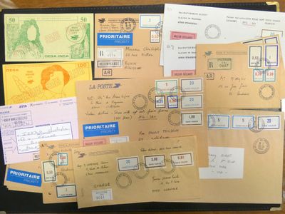 beaucoup de timbres et de cartes postales sur la table