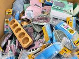 une boîte en carton remplie d'articles ménagers divers