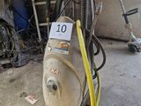 une machine posée sur le sol dans le garage