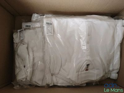 une boîte en carton contenant plusieurs chemises blanches