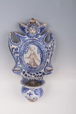 un vase bleu et blanc avec la photo d'une femme dessus