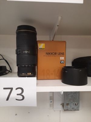 un appareil photo et un objectif posés sur une étagère dans un magasin