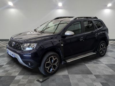 La nouvelle Dacia est garée dans le showroom du concessionnaire.
