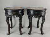paire de tables d'appoint chinoises anciennes avec des plateaux en marbre