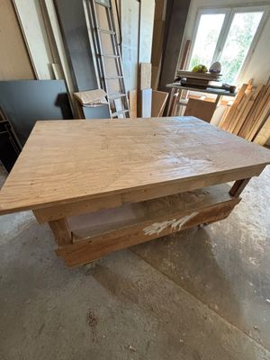 une grande table en bois au milieu d'une pièce