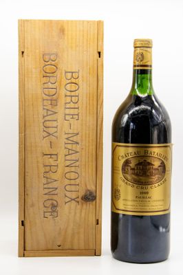 une bouteille de vin posée à côté d'une caisse en bois