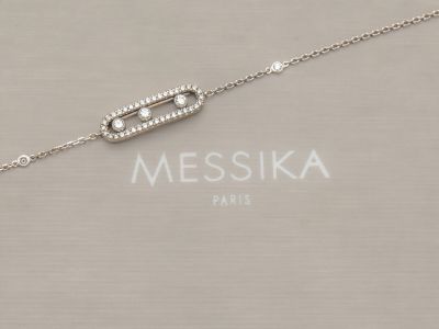 un gros plan d'un bracelet en argent orné d'une barre sertie de diamants