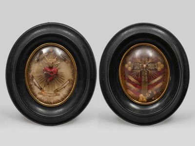 une paire de tableaux encadrés en noir et or représentant un homme et une femme
