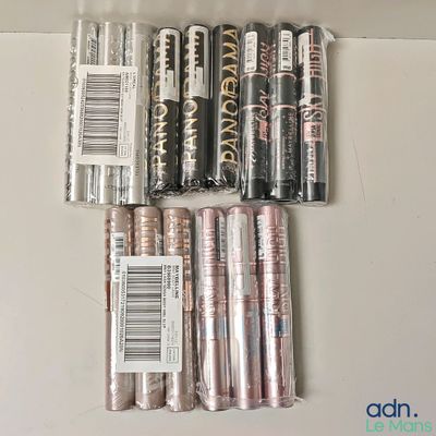 il y a beaucoup de rouges à lèvres de différents types dans le coffret