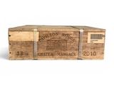 un gros plan d'un coffret à vin en bois sur fond blanc