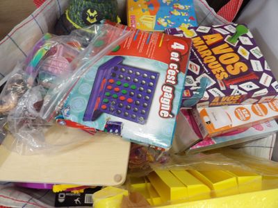 un tas de jouets dans un sac en plastique posé sur une table