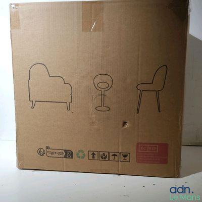 une boîte en carton sur laquelle est dessiné une chaise et une table