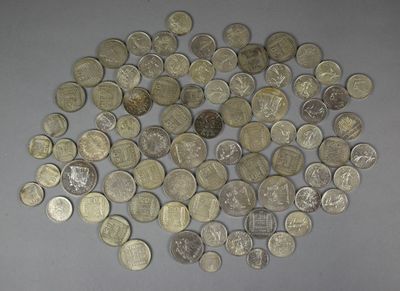 beaucoup de pièces qui sont sur la table