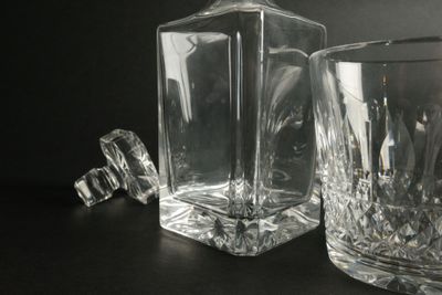 deux vases en verre posés l'un à côté de l'autre sur une table