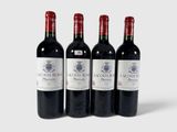 trois bouteilles de vin rouge posées l'une à côté de l'autre sur une surface blanche