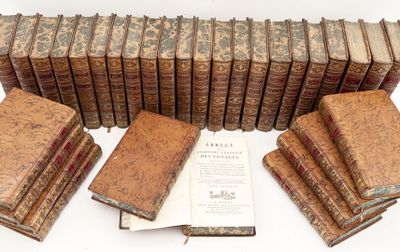 plusieurs vieux livres sont empilés sur une table