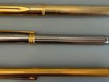 Trois types de stylos différents sont alignés sur une table