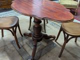 une table et des chaises dans une pièce aux murs bleus
