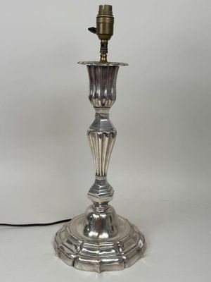 une lampe de table ancienne plaquée argent sur fond blanc