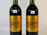 deux bouteilles de vin posées l'une à côté de l'autre sur une table