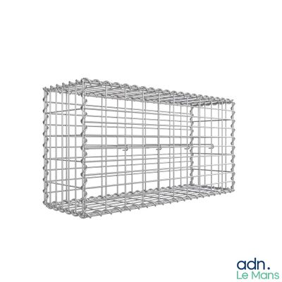 une cage grillagée pour un grand animal sur fond blanc