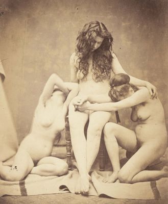 une vieille photo montrant un groupe de femmes nues assises les unes près des autres