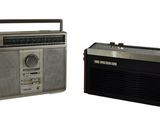 une image représentant une radio et un radiocassette placés l'un à côté de l'autre
