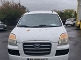 la photo d'une camionnette blanche garée sur un parking