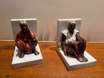 deux figurines d'un homme et d'une femme assis sur un banc
