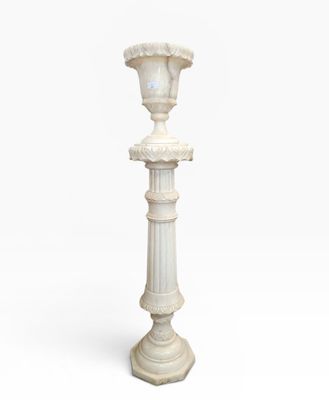 Colonne en albâtre, en son sommet un vase en albâtre électri…