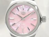 un gros plan d'une montre au cadran rose