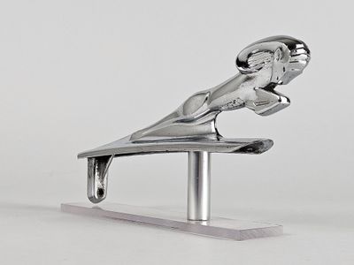 une sculpture en argent représentant un homme sur un skateboard