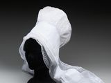 un gros plan sur la tête d'un mannequin coiffée d'un chapeau blanc