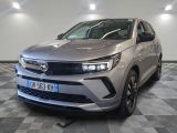 l'avant d'un SUV argenté garé sur un sol à damier