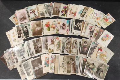 un lot de vieilles cartes postales posées sur une table