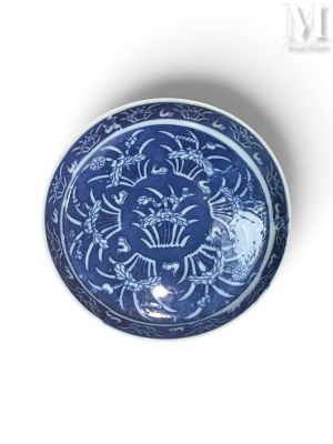 un bol bleu et blanc orné d'un motif