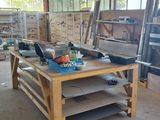 un établi dans un garage, sur lequel sont posés de nombreux outils