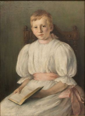 portrait d'une jeune fille en robe blanche tenant un livre