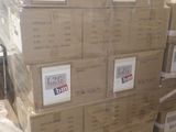 une grande pile de cartons sur une palette dans un entrepôt