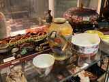 une vitrine en verre dans laquelle sont exposés de nombreux vases de styles variés