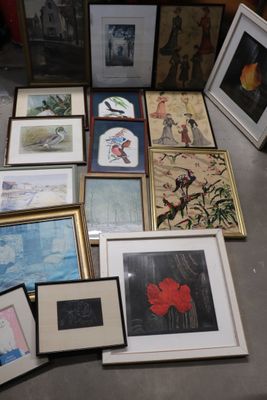 de nombreux cadres posés sur une table sur laquelle se trouvent des photos