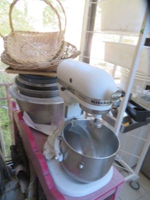 une photo d'une cuisine avec un mixeur sur lequel est posé un panier