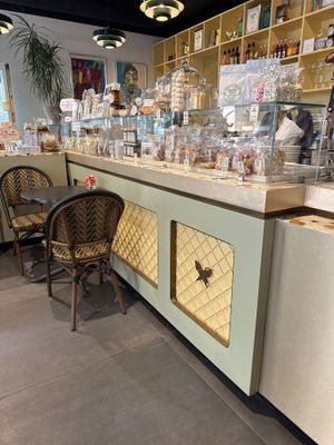 des tables et des chaises devant un comptoir dans un magasin