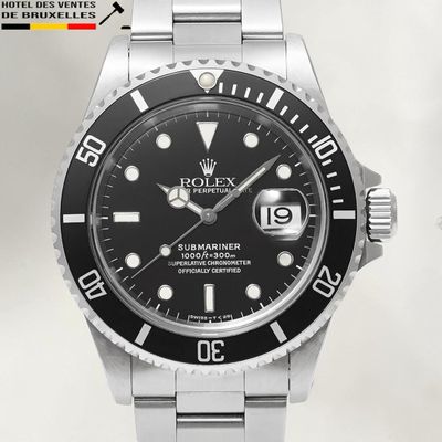 une montre Rolex à cadran noir montée sur un bracelet