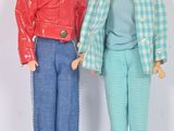 deux poupées qui se tiennent l'une à côté de l'autre