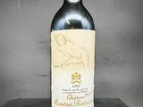 une vieille bouteille de vin posée sur une table noire