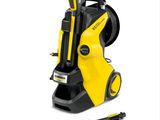 un manomètre jaune et des outils sur fond blanc